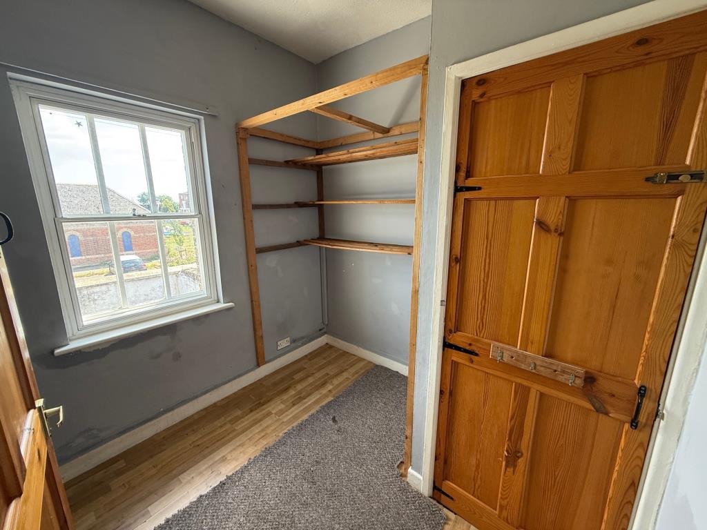 Lot: 41 - THREE-BEDROOM END-TERRACE COTTAGE FOR IMPROVEMENT - Bedroom 3 with storage cupboard and window to rear